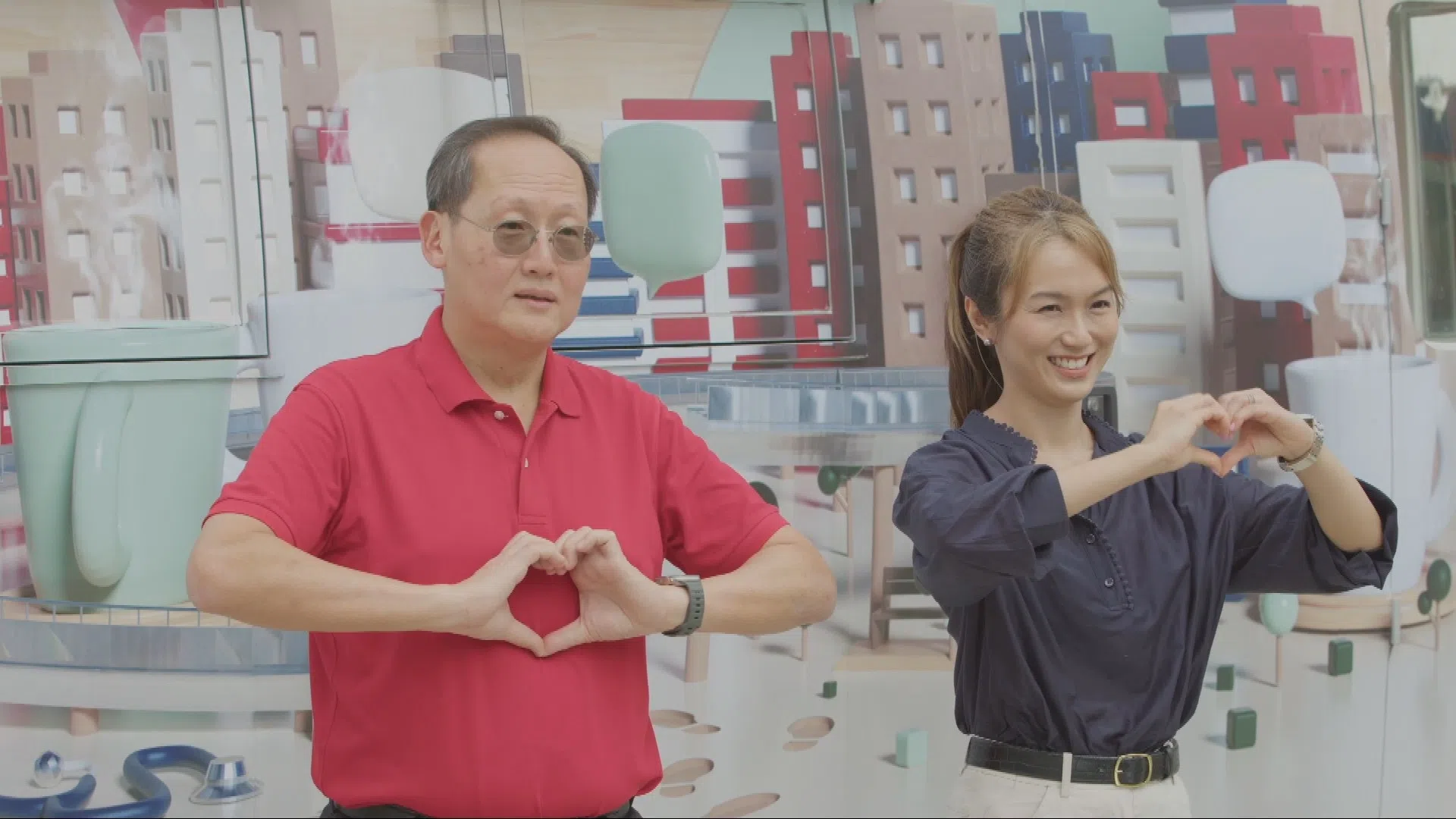 人力部长陈诗龙医生（左）在节目中分享他学医的初衷和白手起家的故事。（新传媒提供）