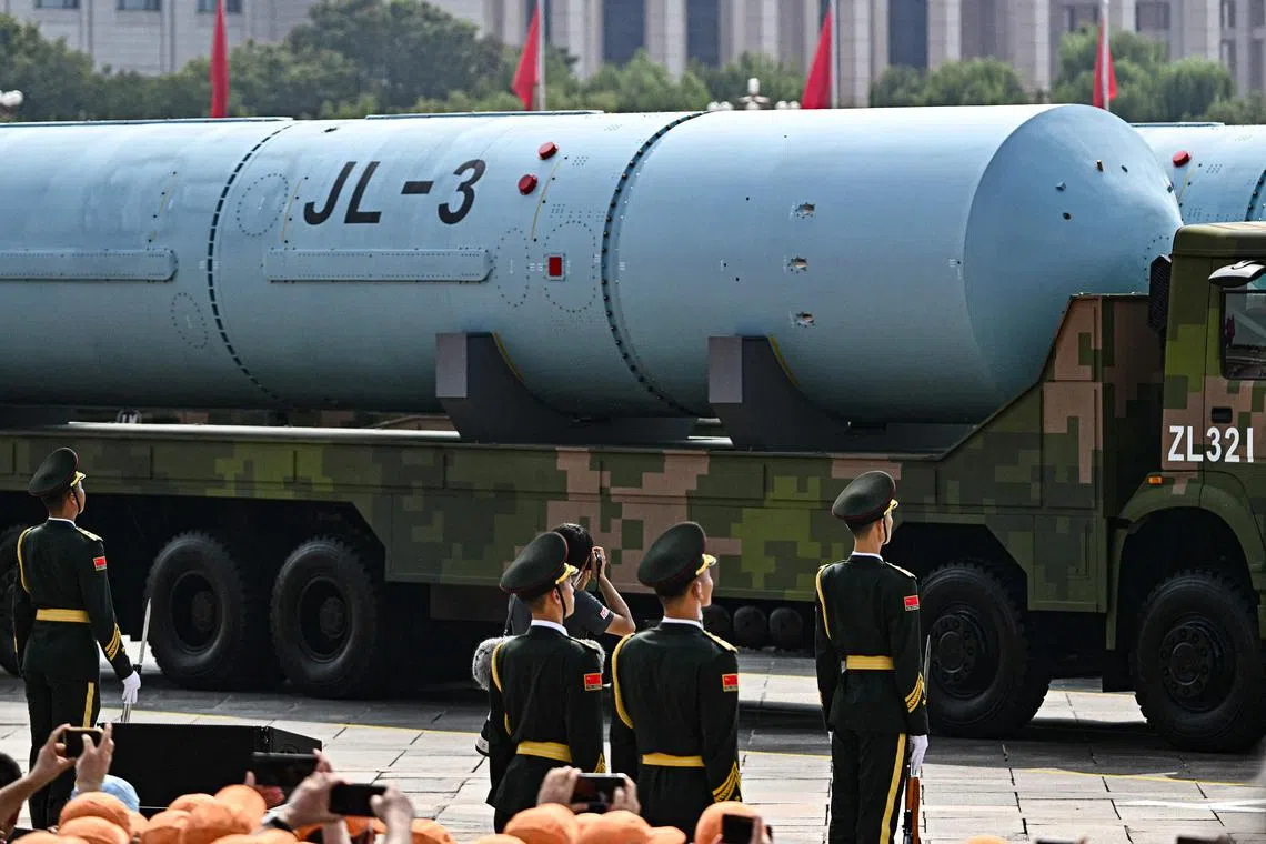 巨浪-3潜射弹道导弹亮相阅兵式。（法新社）