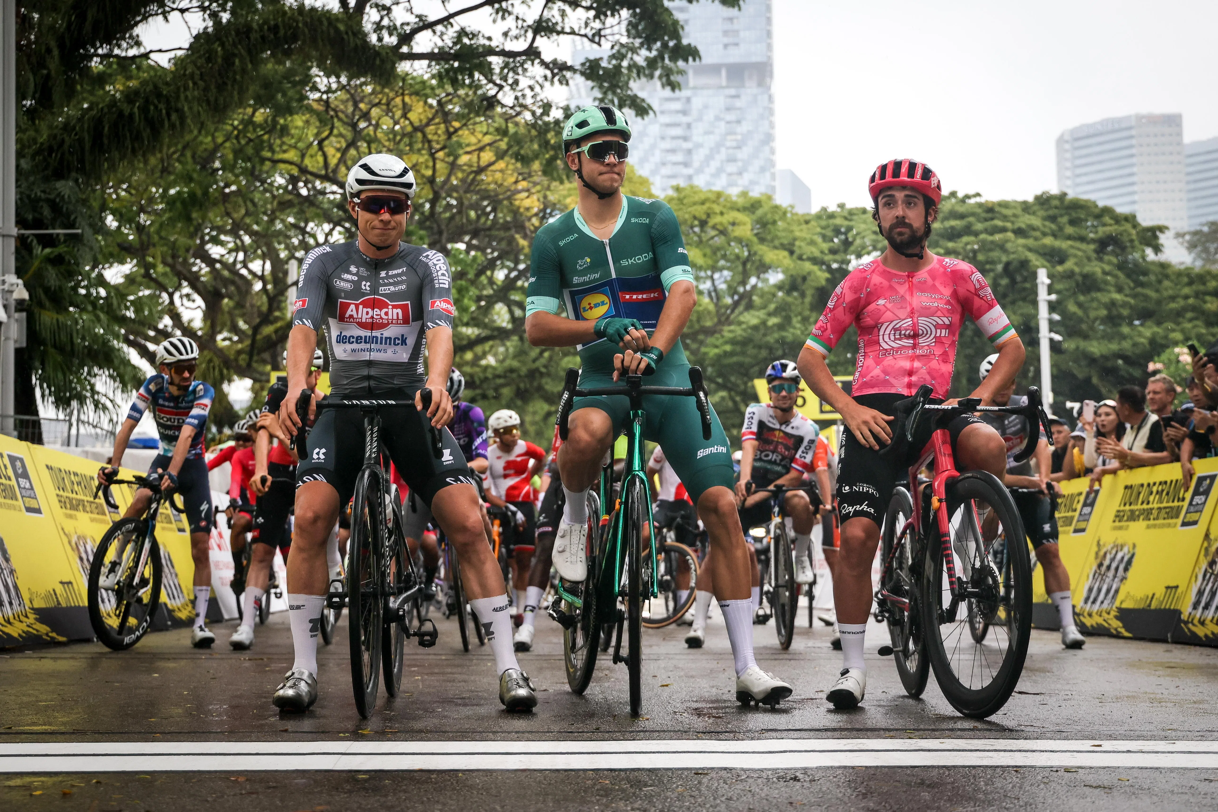 菲利普森（左）参加了每一届新加坡绕圈赛，过去三年分别获得冠亚季军。图为他在赛前和米兰（中）及希利（右）等待发车。（张俊杰摄）