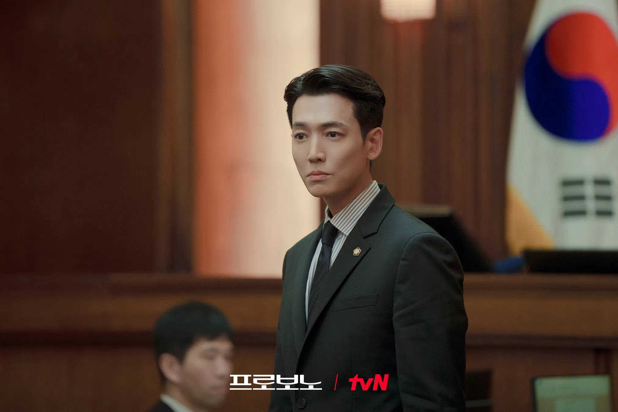 郑敬淏饰演的律师姜大卫是法官出身，也是法律界的网红，在社交媒体拥有数十万粉丝。（取自tvN drama脸书）