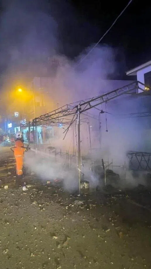 槟州威省高渊柏卡卡花园一个烟花摊位星期天（3月22日）午夜发生火患后，消防员随即到场灭火救援。（高渊消防局提供）