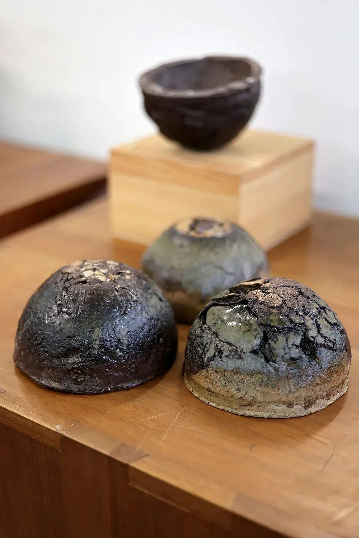 伊斯干达追忆难忘牛粪味的半球形陶碗本次展出。（龙国雄摄）