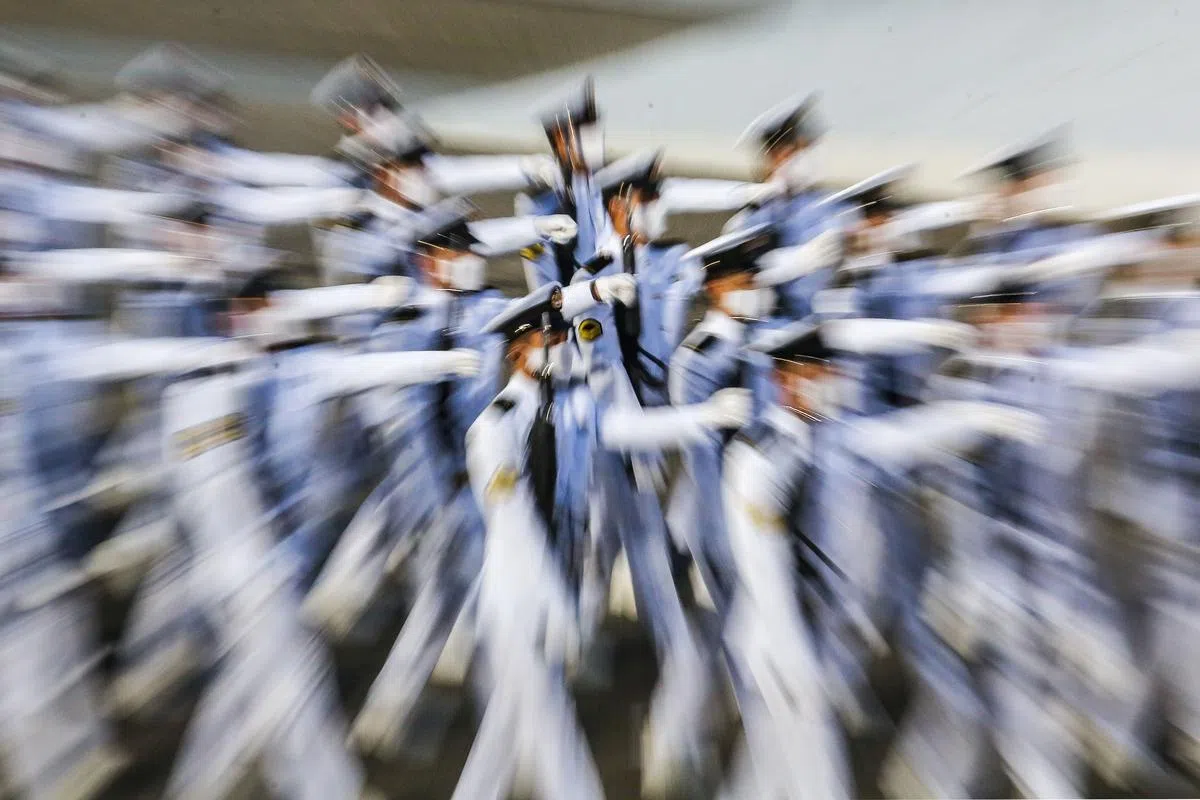 肩负保家卫国使命的海军军人，用庄严的步伐前进，目光专注、整齐划一。（陈斌勤摄）