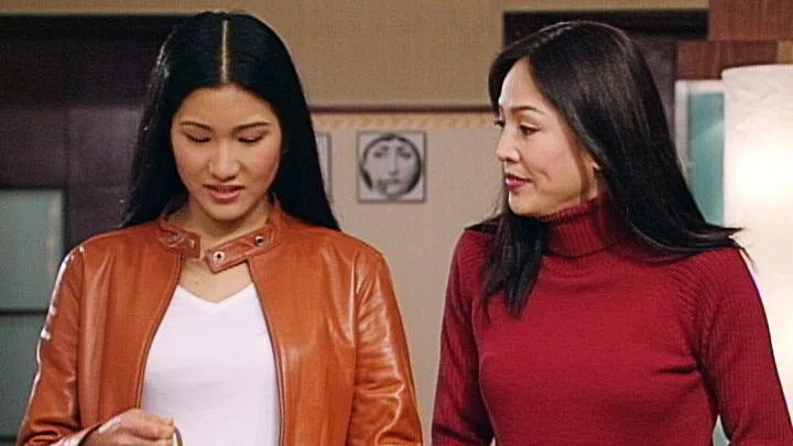 原子鏸（左）在《男亲女爱》中饰演郑裕玲（右）的继母。（互联网）