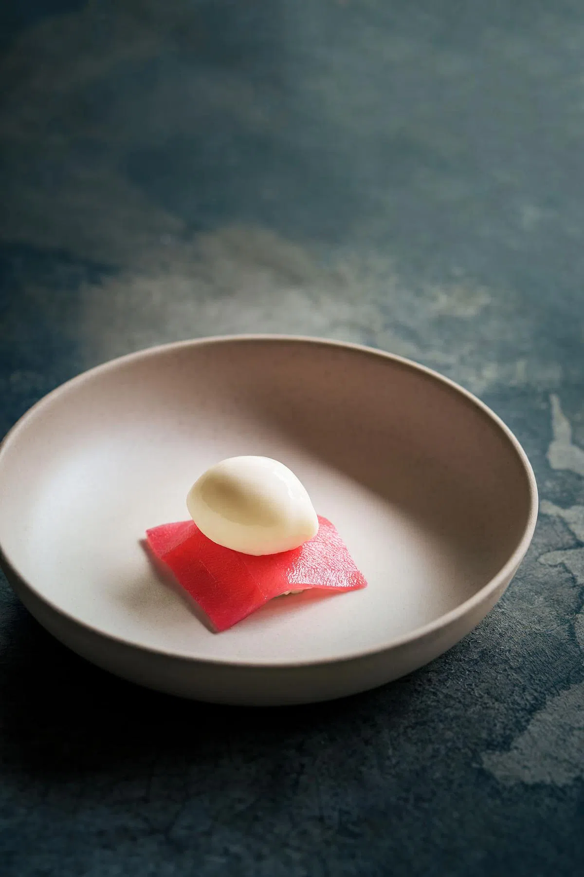 Cloudstreet甜品厨师杨媛婷的拿手甜品之一，腌制番石榴根芹菜雪糕和香草玫瑰卡仕达。（照片由餐馆提供）