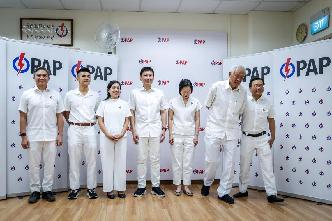 人民行动党星期五宣布碧山—大巴窑集选区的四人竞选团队，即安迪（左起）、蔡引舟、陈诗韵及徐芳达。原议员黄永宏医生（右二）及锺奇雄（右一）引退，不再寻求连任。右三为玛丽蒙区的准候选人颜晓芳。七人合照后，黄永宏和锺奇雄先行离开。（叶振忠摄）