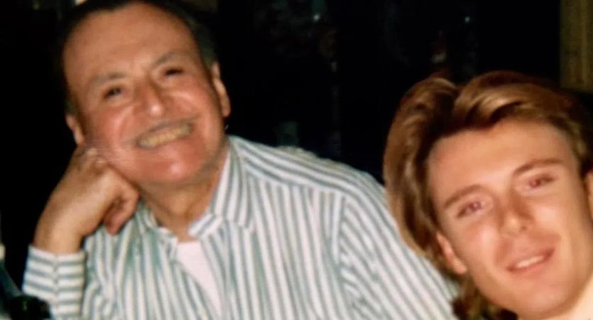 发型大师亚力山卓（左）是金罗敏申事业中最重要的人。（受访者提供）