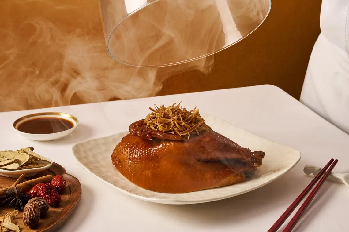 饭夫人餐馆新增传统菜，精致烹制法提升美味和卖相，如卤水药膳豉油走地鸡，以多种药材调味，再加苹果木熏香。（餐馆提供）