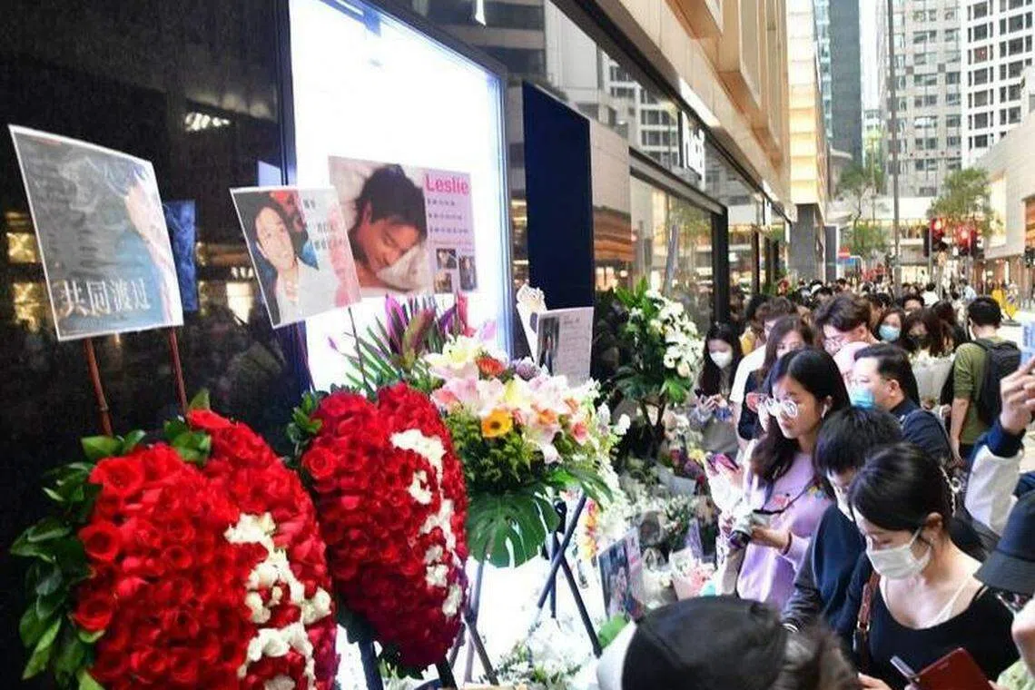 许多歌迷到中环的文华酒店前献花致意。（互联网）