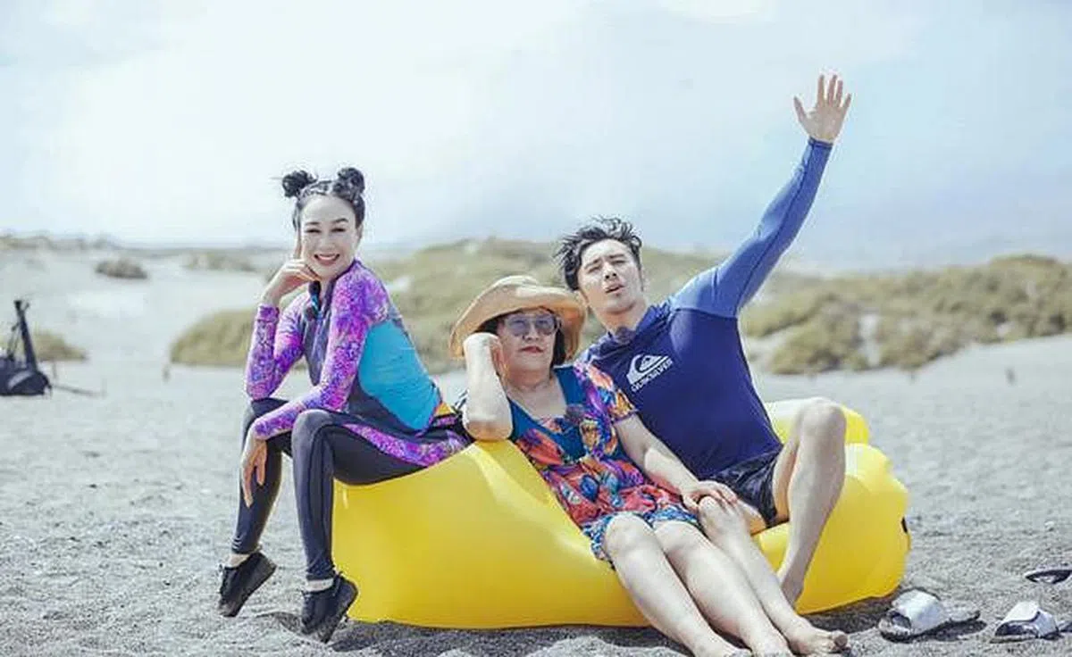 张伦硕（右起）和妈妈、太太钟丽缇。（互联网）