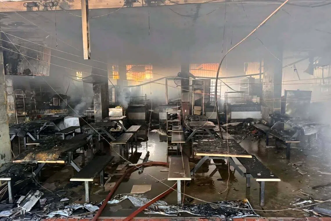 民防部队抵达事发地点时，发现咖啡店内的几个摊位着火，随后用三支水枪将火势扑灭。（取自新加坡民防部队脸书）