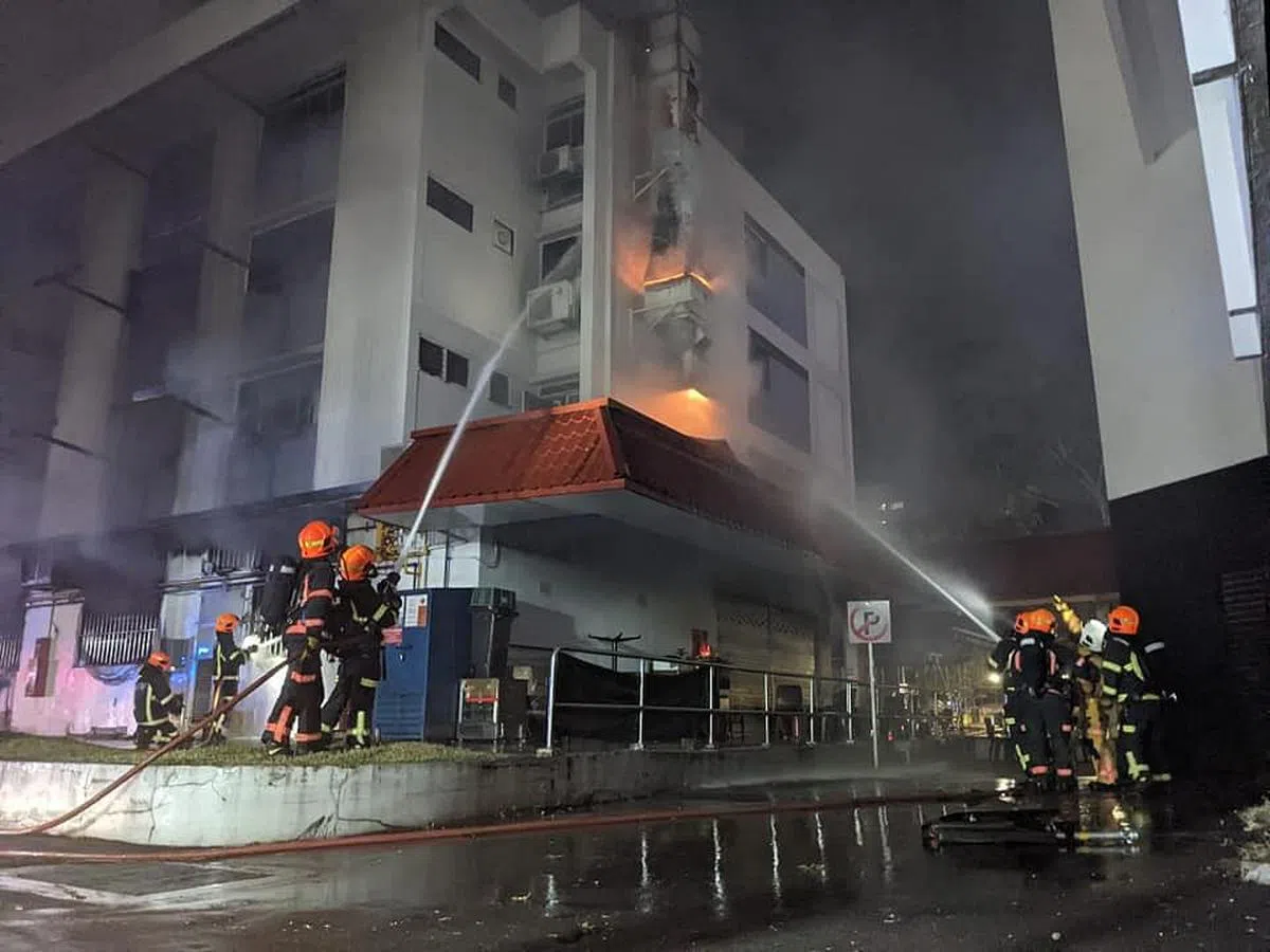 勿洛北1街第204座的咖啡店昨晚发生火患，民防部队人员到场灭火。（取自新加坡民防部队面簿）