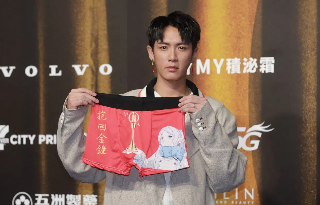 柯震东带着印有动漫人物的红内裤出席颁奖典礼。（互联网）