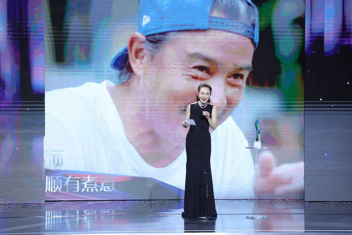 范文芳代老公李铭顺领奖。（新传媒提供）