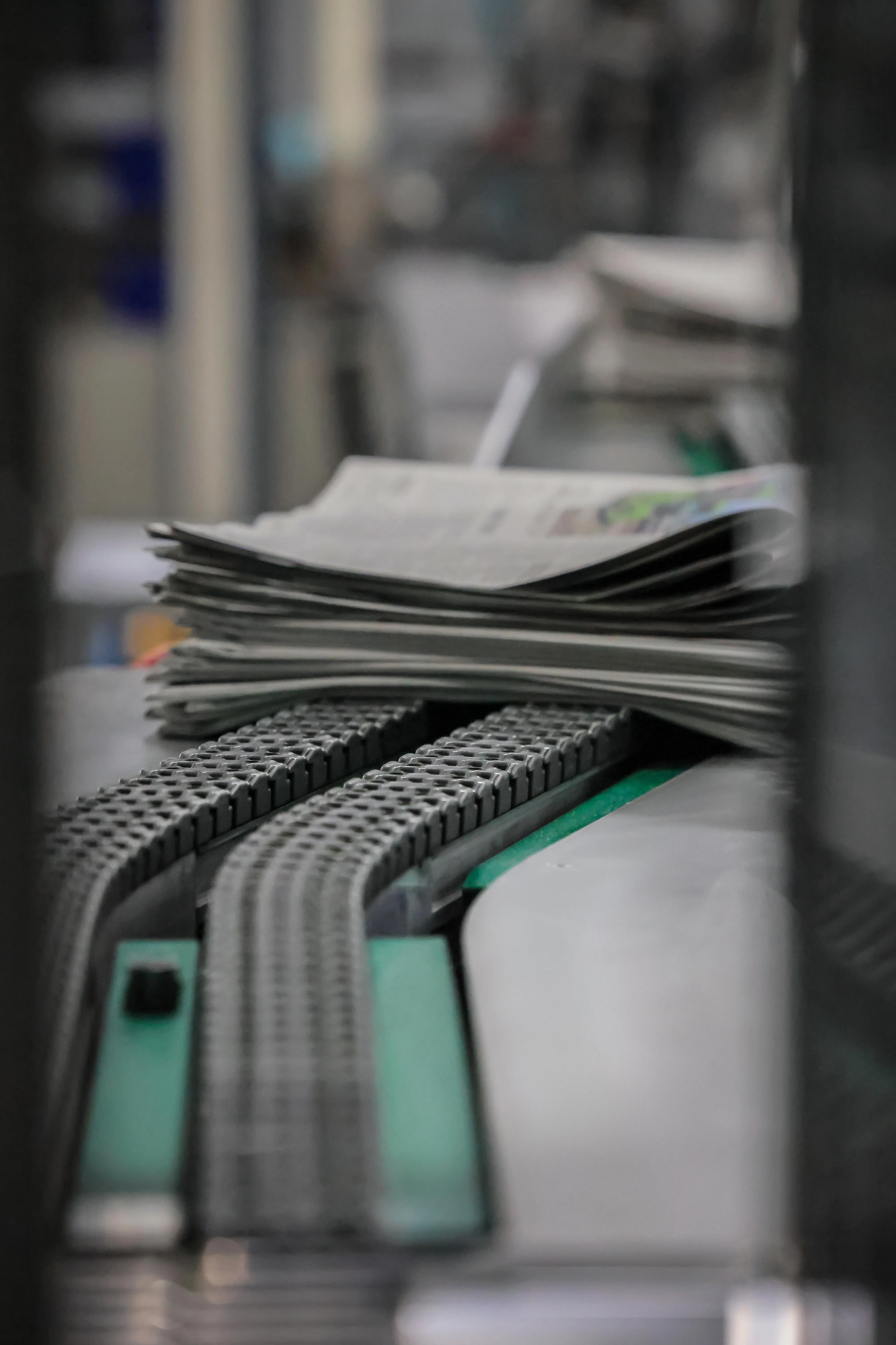 数报机分装打包，通过“高速公路”送往全岛家家户户。（龙国雄摄）