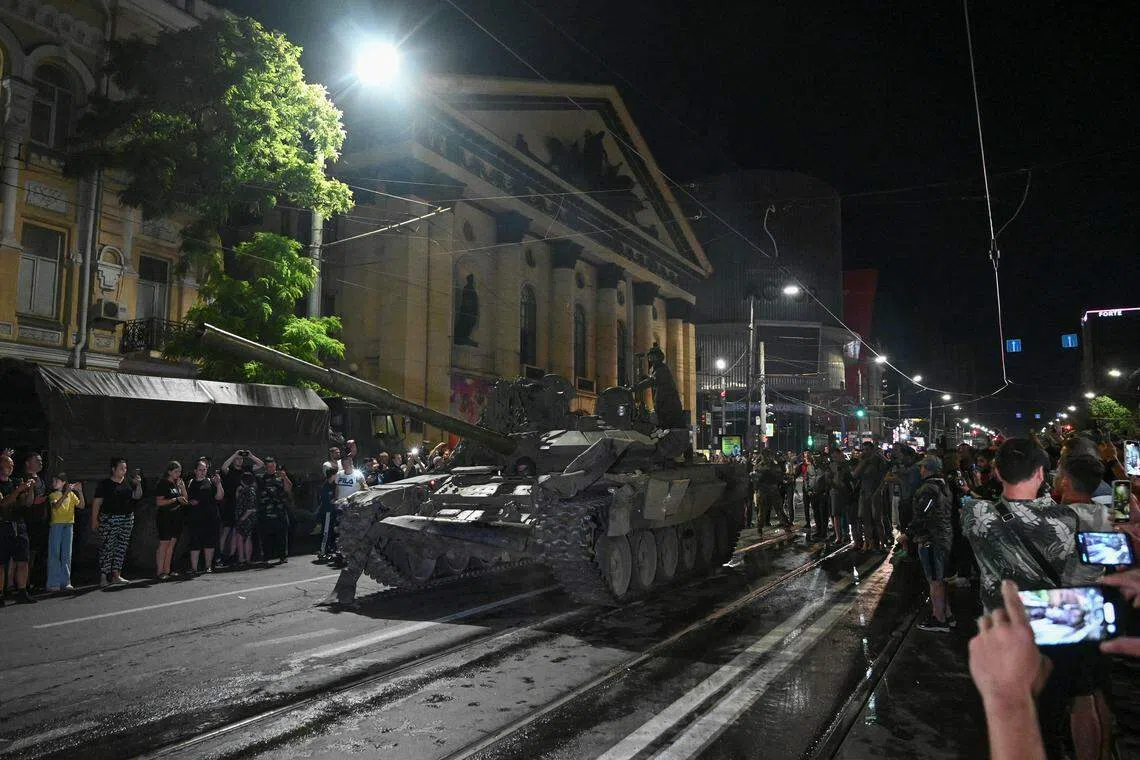 雇佣兵组织瓦格纳的车队6月24日从顿河畔罗斯托夫撤离，当地市民在路边拍照围观。（路透社）