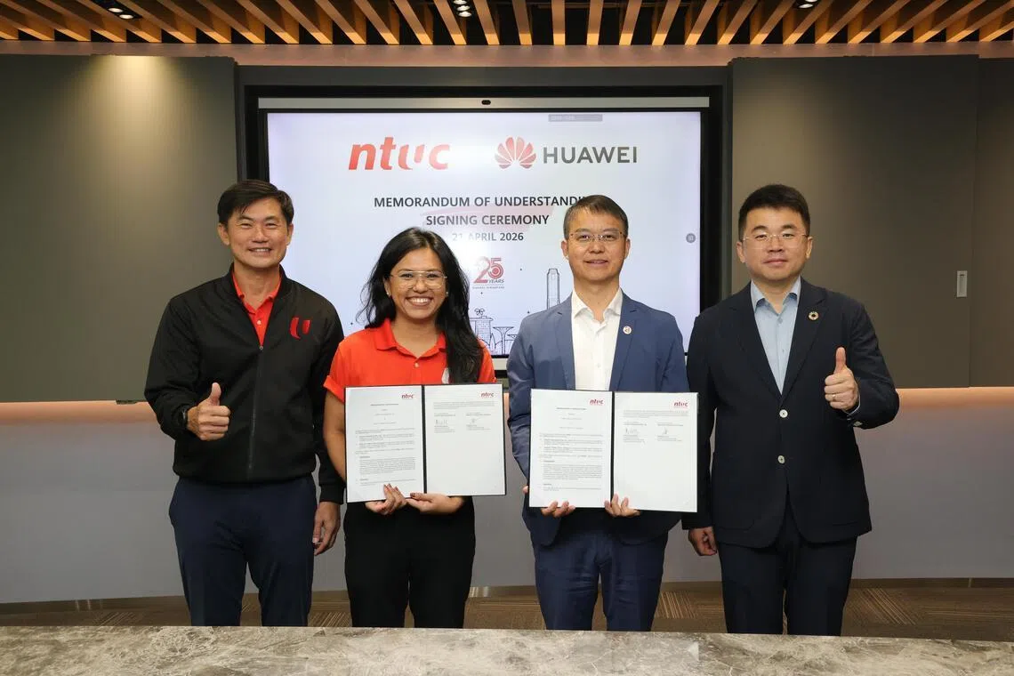 全国职工总会通讯业与传媒工会群体主领监督蔡佩芸（左二）与华为国际董事总经理郭汉新（右二）签署谅解备忘录。职总副秘书长陈国明（左一）和华为国际首席执行官王志童（右一）在场见证了签署。（全国职工总会提供）