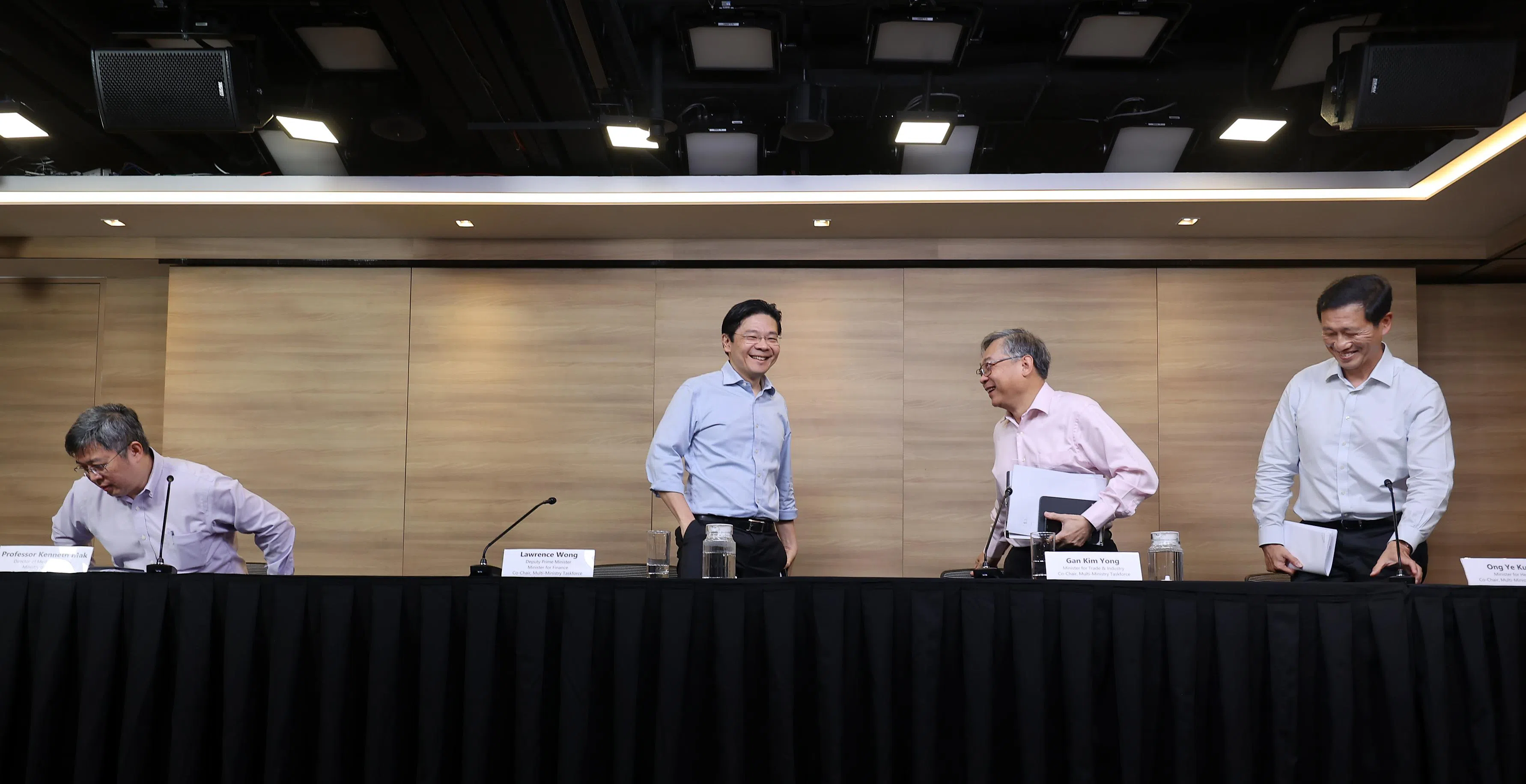 黄循财在冠病疫情期间联合领导抗疫跨部门工作小组，他在记者会上解释政策时态度坚定，但也展现出同理心，让人印象深刻。图为政府抗疫跨部门工作小组于2023年2月9日举行最后一场记者会，宣布解除剩余防疫措施。联合领导工作小组的副总理兼财政部长黄循财（左二起）、贸工部长颜金勇和卫生部长王乙康在结束最后一场记者会后，不约而同地露出会心一笑。卫生总司长麦锡威教授（左一）是每场记者会要员，为工作小组及整体抗疫策略提供意见。（档案照片）