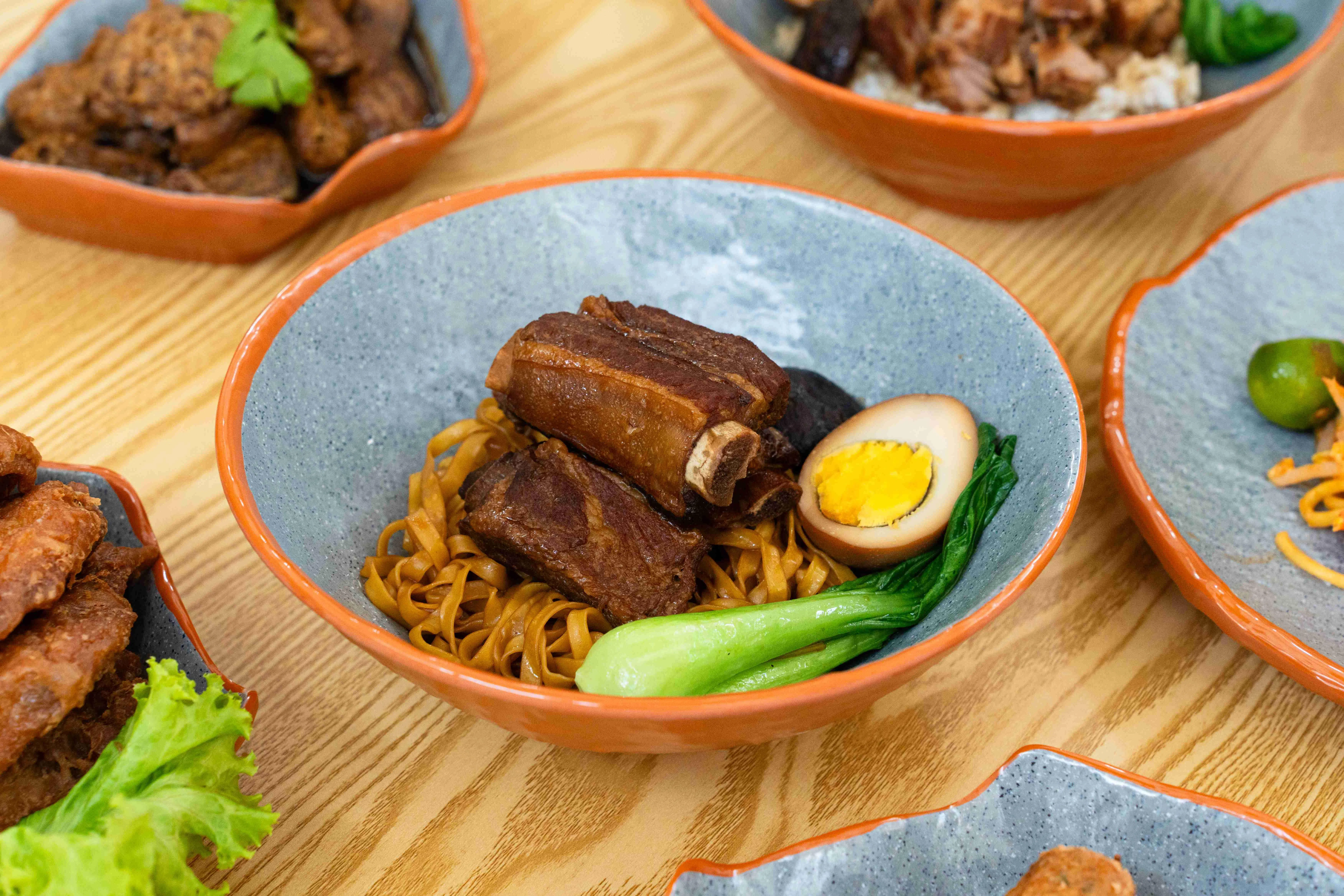 卤排骨面卤汁香浓，搭配卤蛋与清爽蔬菜上桌。（餐馆提供）