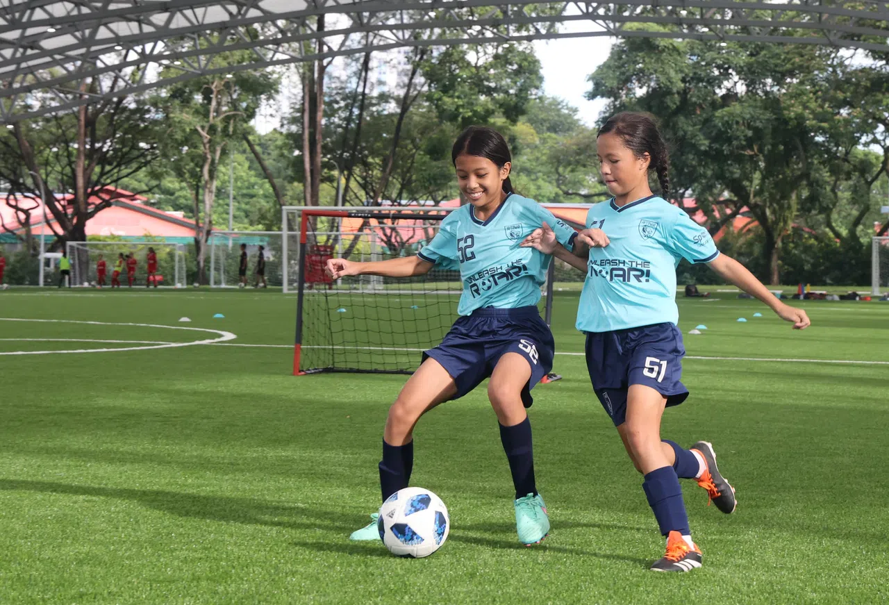 此前在义顺体育场训练的国家发展中心小球员普特丽·艾丽莎（左）和阿丽亚·茱莉亚（皆12岁），如今每周三次来到加冷足球中心训练。（邬福梁摄）