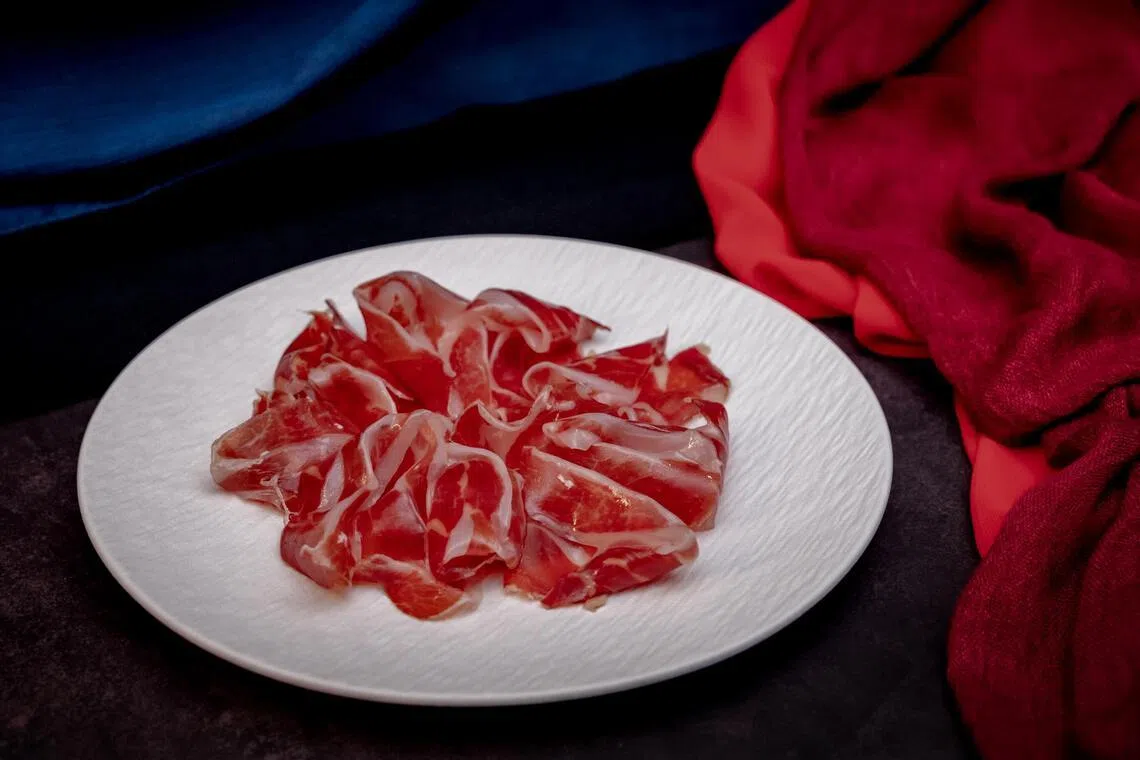 薄如纸的伊比利亚火腿，细腻醇厚。（餐馆提供）