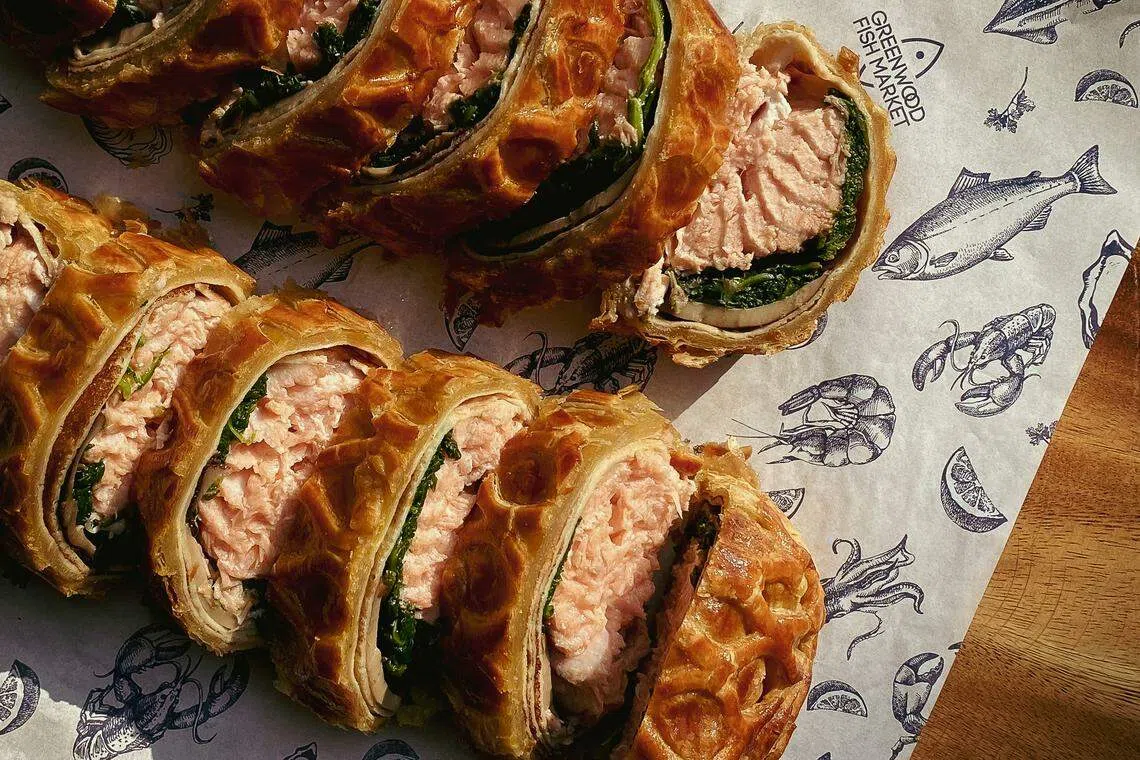 受欢迎的威灵顿三文鱼卷（wellington）。（餐馆提供）