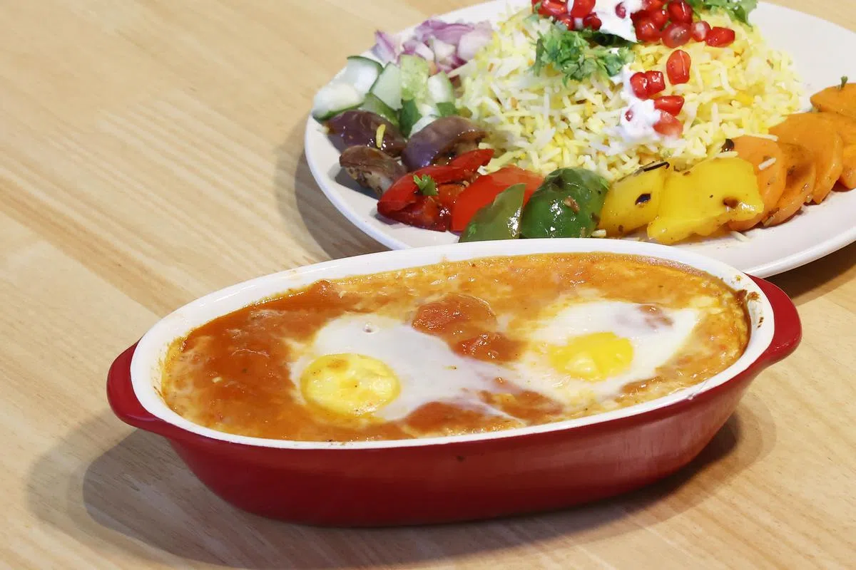 如果不说，你应该不会猜到这道中东风味番茄煲Shakshuka，是用丑蔬菜做成的吧？（陈渊庄摄）