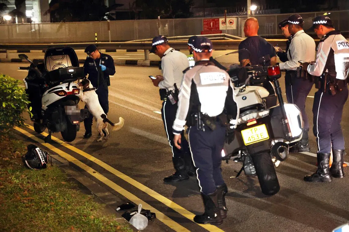 警方出动警犬搜出各种违禁品，48岁男子因涉毒被捕。（邝启聪摄）