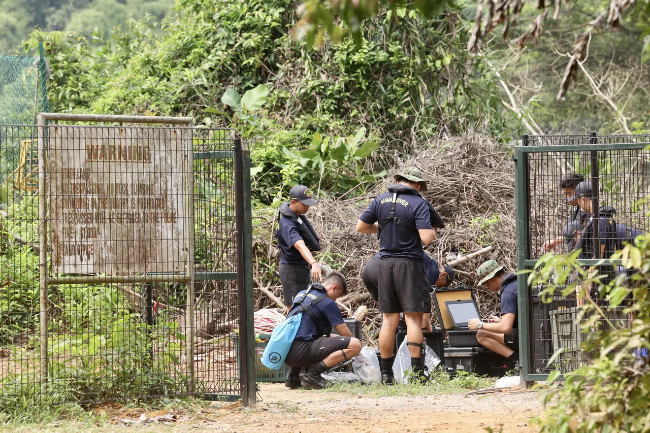 新加坡海军蛙人设置仪器，支援搜救行动。（陈斌勤摄）
