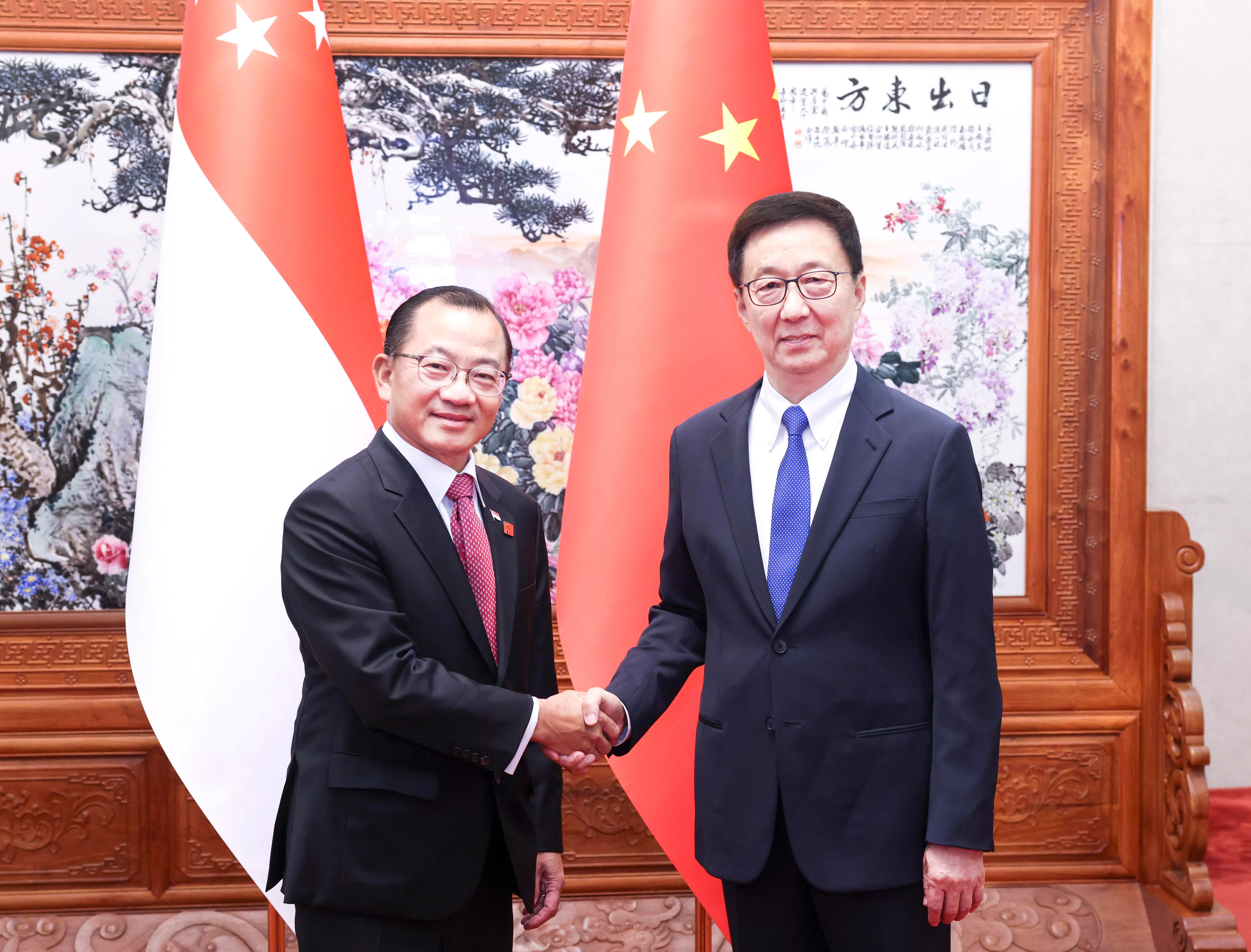 中国国家副主席韩正（右）与我国国会议长谢健平会面时说，新加坡明年担任亚细安轮值主席国，中国将给予全力支持。（新华社）