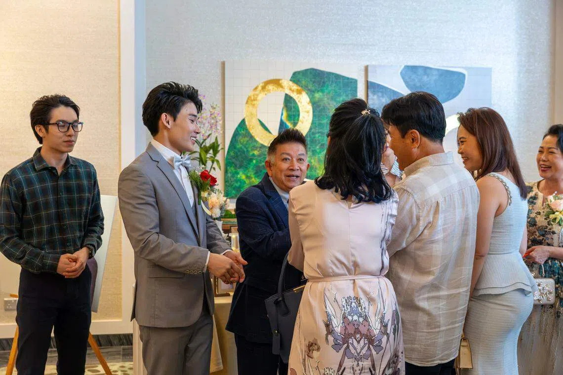 记者探班时，现场正在拍摄杨惟杰与翁慧耘的婚礼戏份。（Golden Village提供）