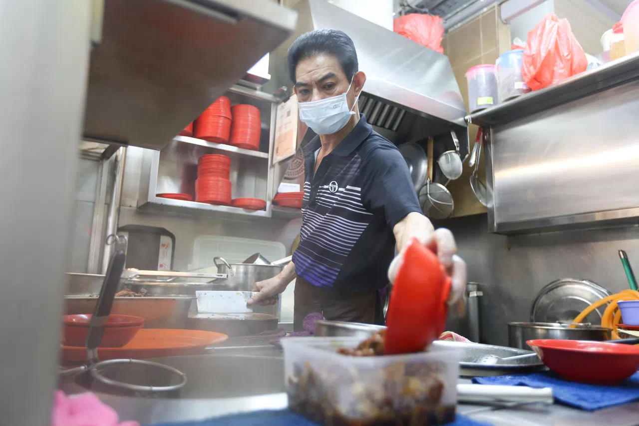 顾客可自备打包餐盒，减少这方面的开支。（孙翠璘摄）