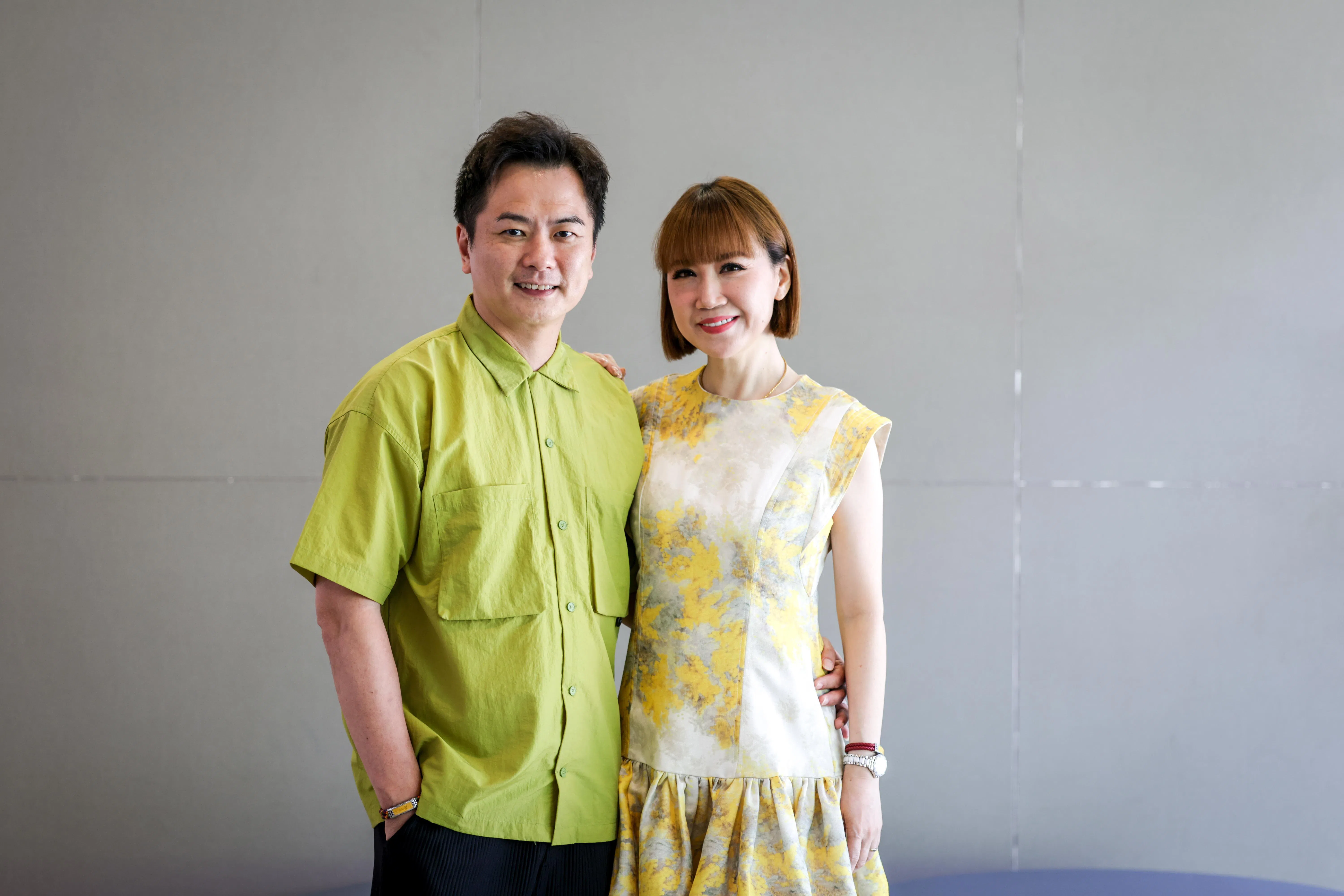 陈志伟（左）和妻子袁瑾也是新中跨国夫妇，他们在派红包的习俗中看到文化差异。（叶振忠摄）