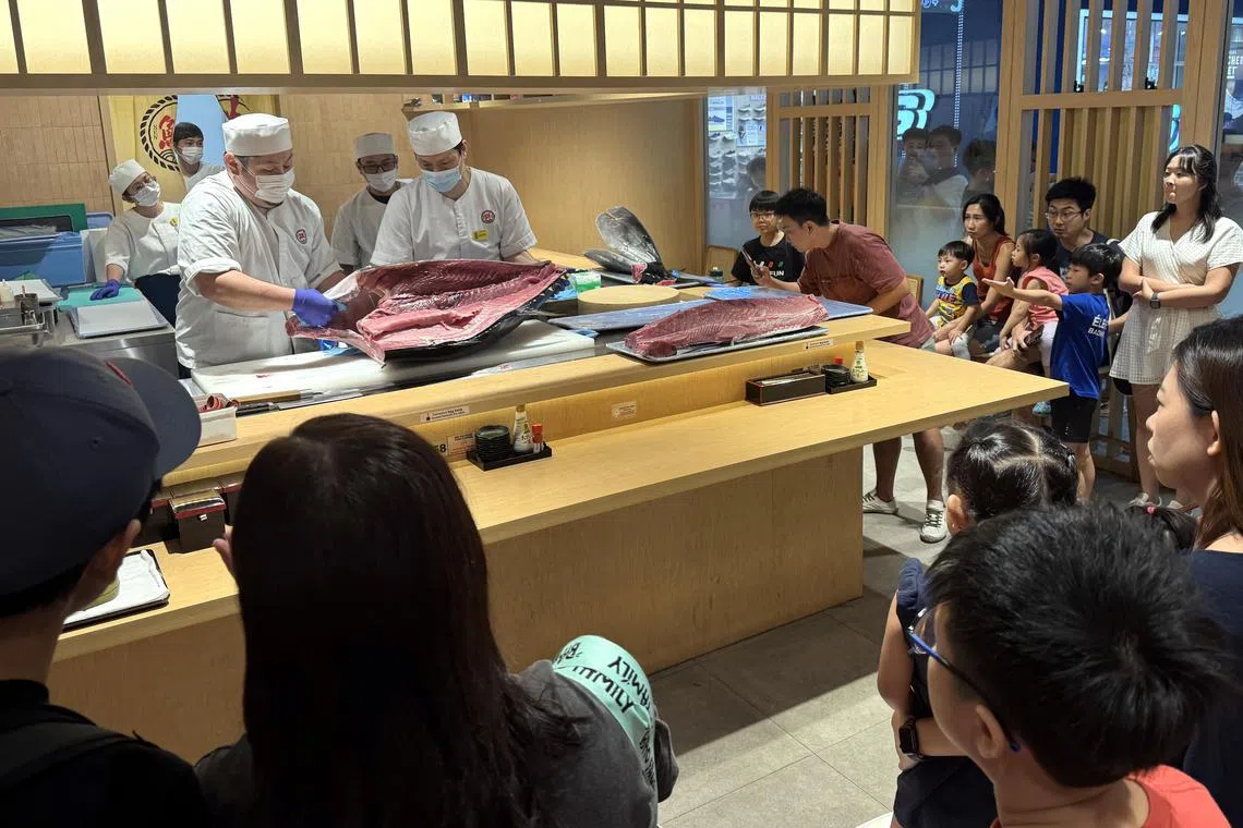 近距离观看一整条鲔鱼被分解，是一场视觉飨宴。（邝启聪摄）