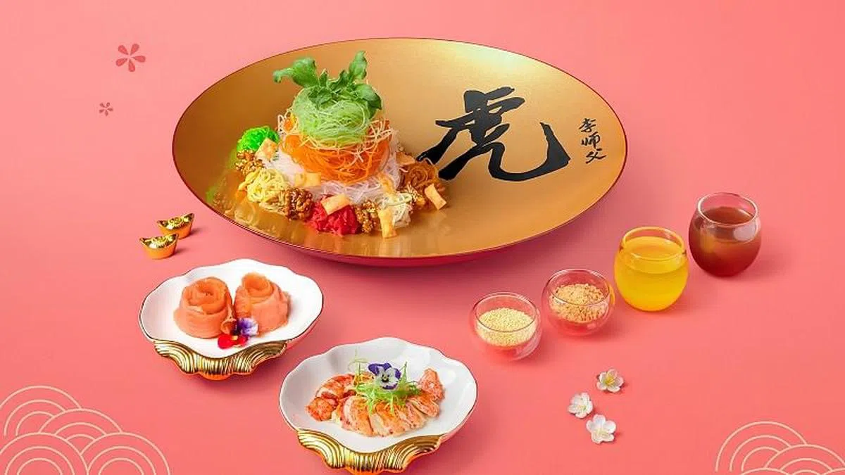 风水廷精品粤菜馆的富贵鱼生，金光灿灿、虎虎生威。（图／圣淘沙名胜世界提供）