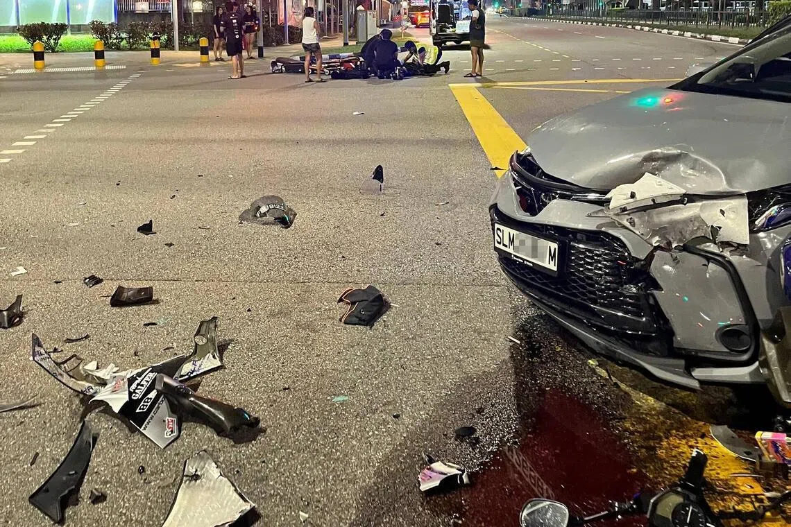 电单车骑士被抛飞到四条车道外的马路上。（受访者提供）