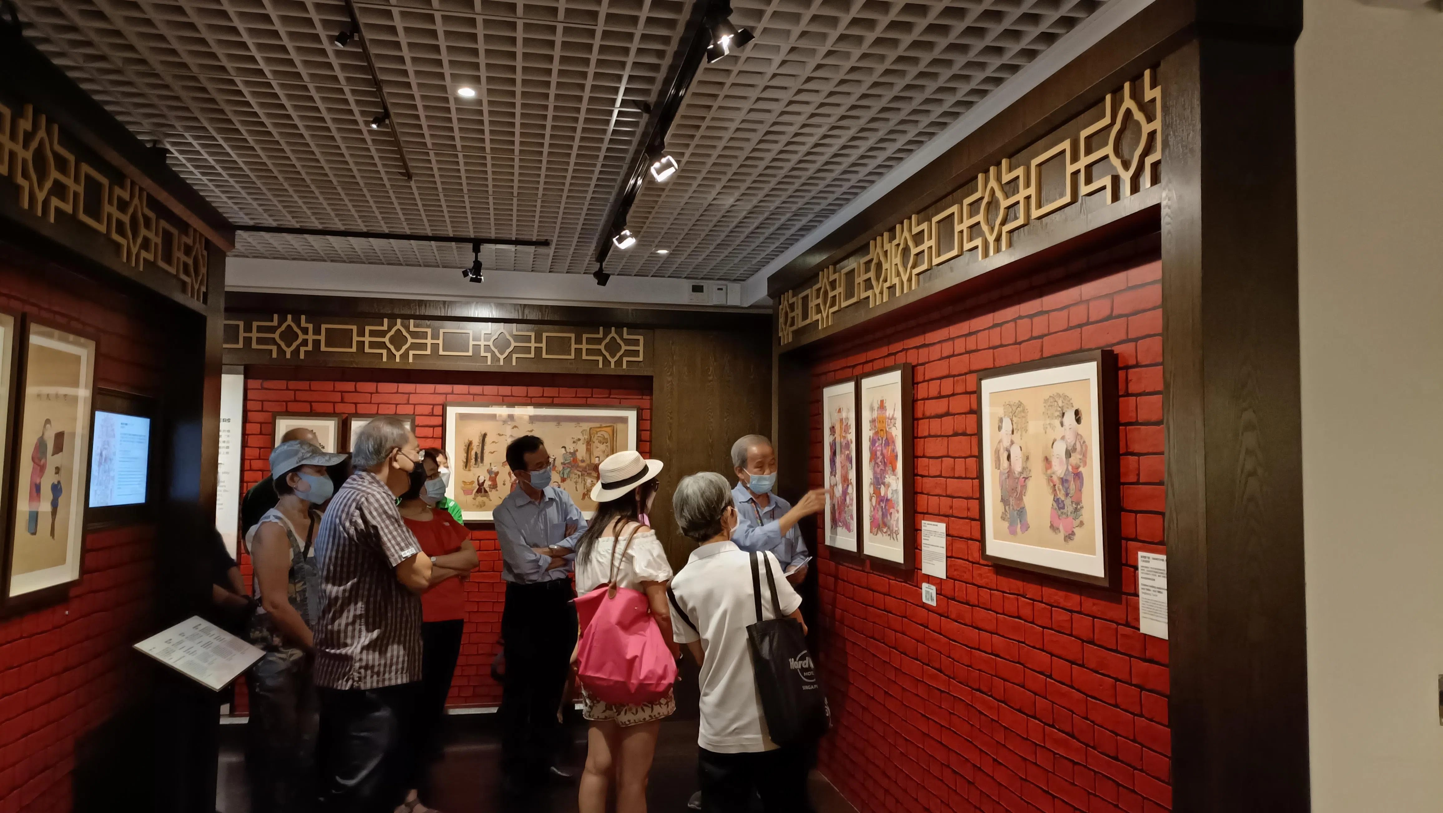 潮州八邑会馆与潮州文史学会联办潮语导览活动，带领公众到晚晴园参观“祈福迎祥说年画”特展。（潮州八邑会馆提供）