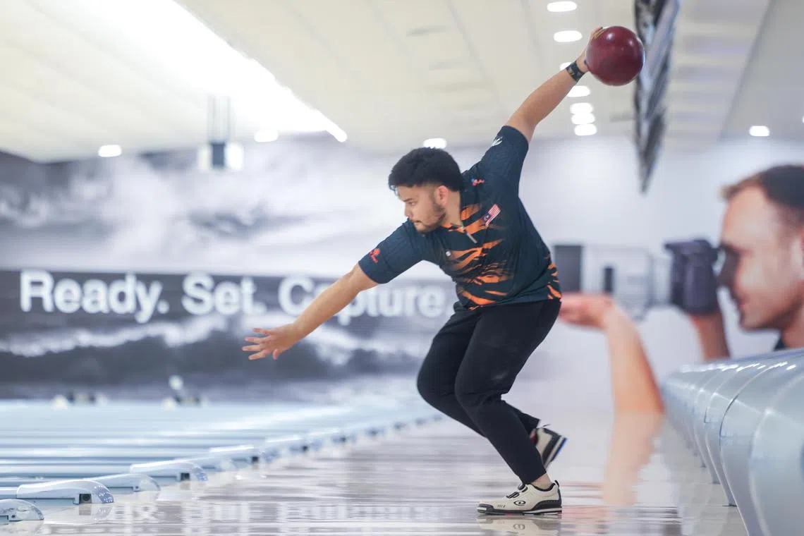 马国好手拉菲克受访时说，自己今年已经三次收获亚军，压力非常大。这次终于夺冠，他想把奖杯献给卧病在家的父亲。（吴先邦摄）