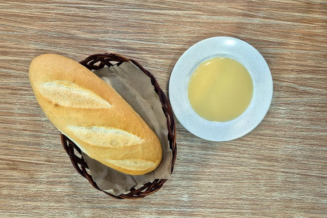 刚出炉的法棍面包空气感强，吃起来轻盈，单吃都很香。（陈爱薇摄）