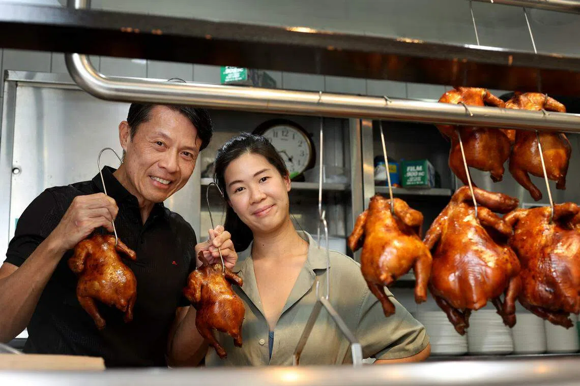 李范南记的老板李名基（左）与女儿李昕霓（Sourbombe Bakery创办人），准备以新概念让老品牌再出发。（档案照片）