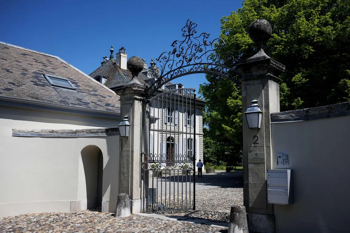 中美经贸高层会谈星期六（5月10日）在位于科洛尼郊区的瑞士常驻联合国日内瓦办事处大使官邸举行。图为官邸入口处。（法新社）