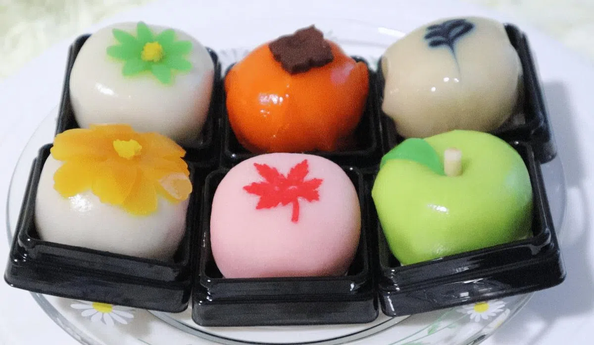 在韩国的中秋节，吃“花糕”（Hwakwaja）就如华人吃月饼一般。