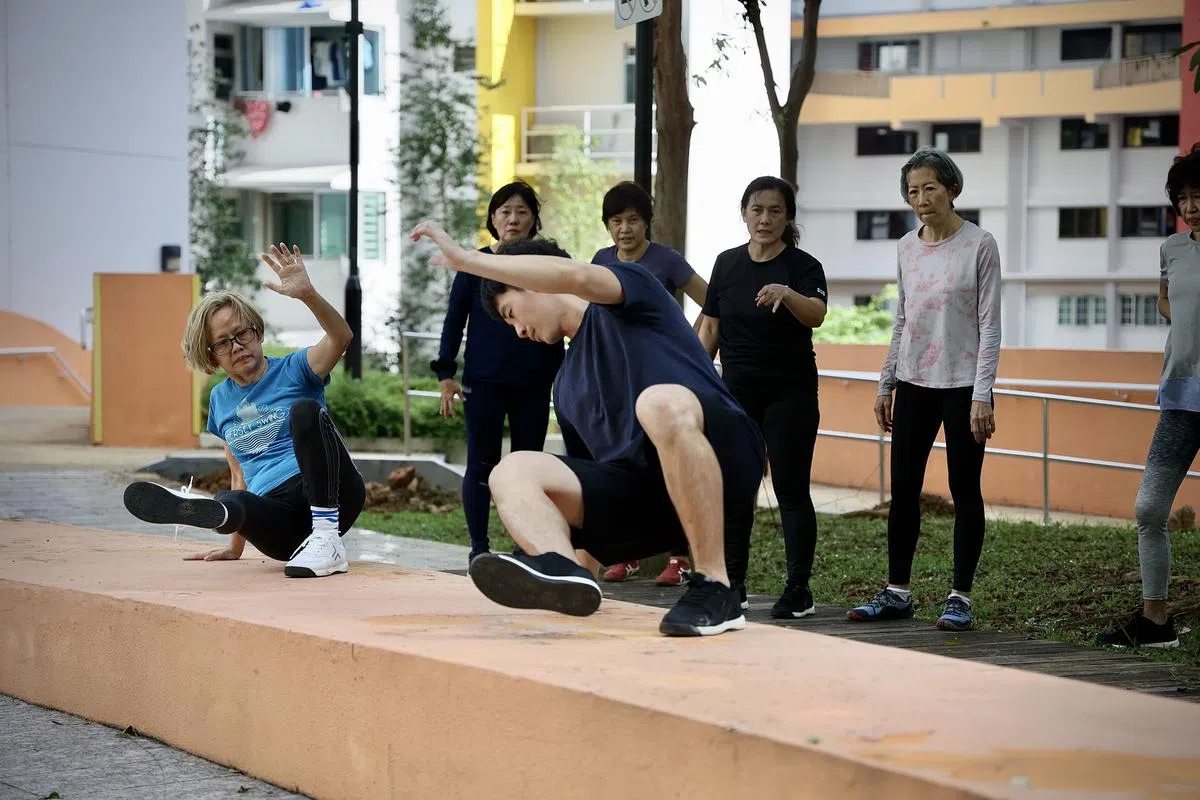 为确保动作安全，陈煦文陪在每一名学员身边，悉心指导。（龙国雄／摄）