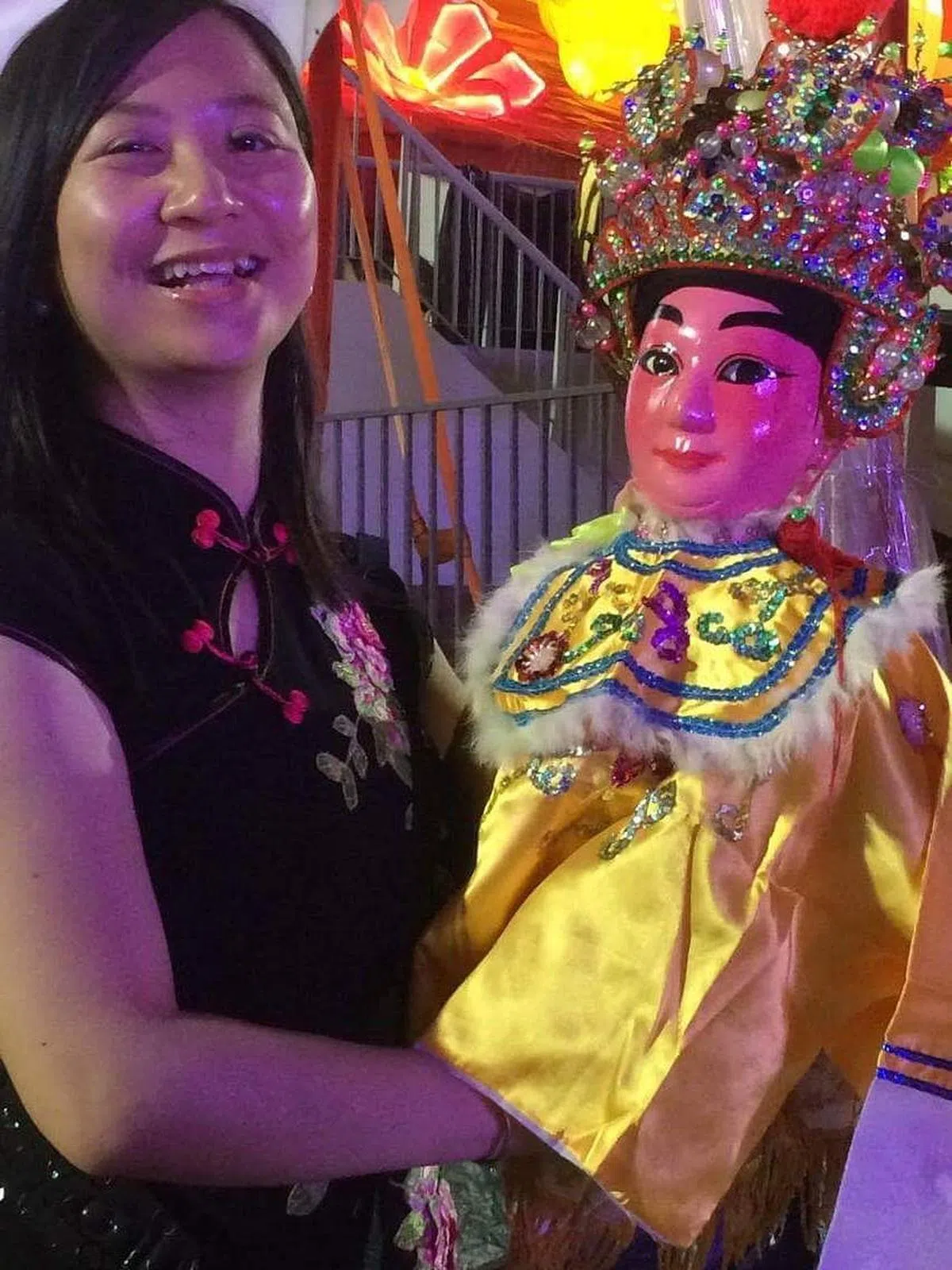 作者谢汶亨与海南仗头木偶合影。（谢汶亨提供）