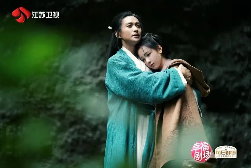 周一围饰演的黄药师（左）与陈都灵饰演的冯衡，在乱世中相遇，结出情花。（互联网）