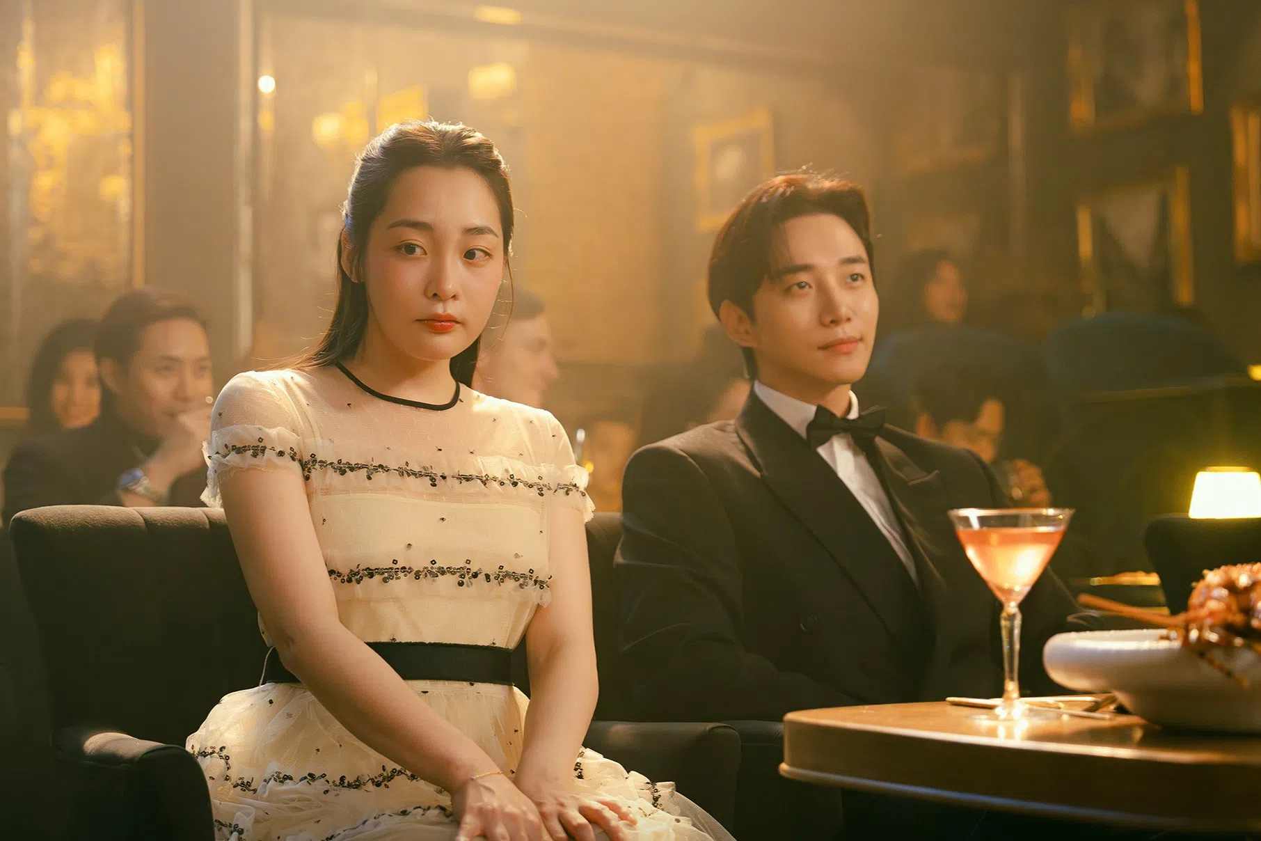 吴米鲜（金敏荷饰，左）和强太风（李俊昊饰）一起参加交际活动。（取自tvN Drama脸书）