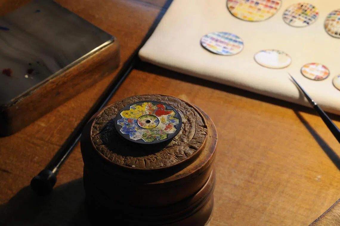 巴黎歌剧院加尼叶宫穹顶的壁画，是20世纪艺术史上浓墨重彩的一笔，现化身为江诗丹顿的表盘艺术。（江诗丹顿提供）