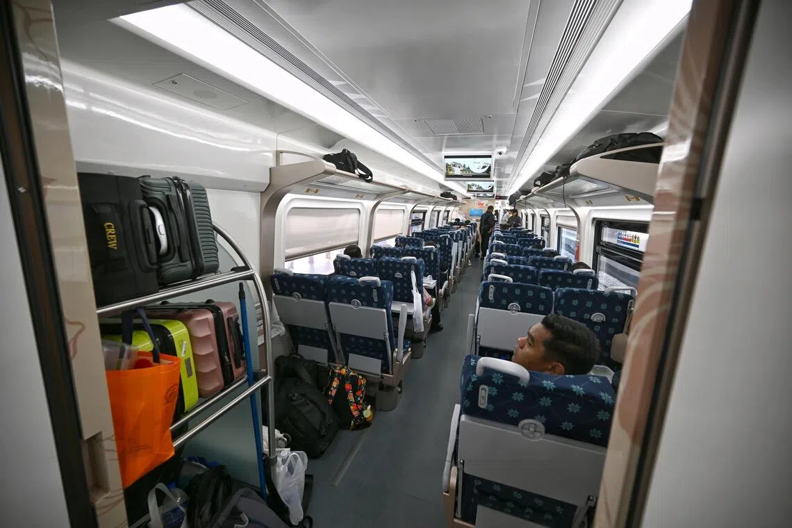 标准座位的车厢是两两并的列座位，车厢前后两段有行李架。（海峡时报）