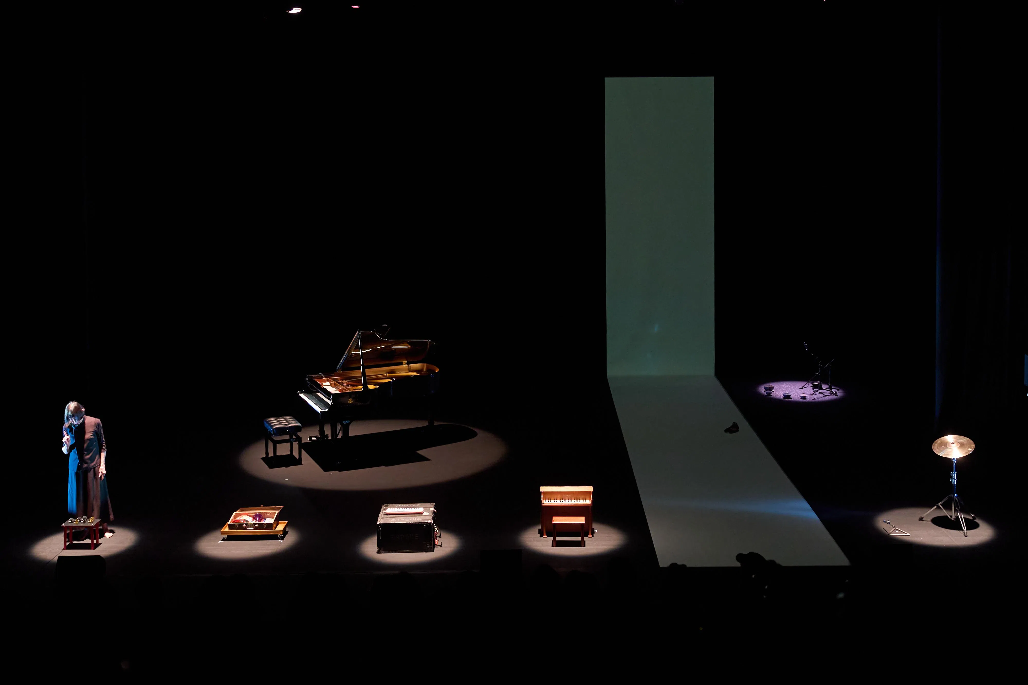 《龙女不哭》是新加坡钢琴家陈灵自传体的音乐剧场作品。（香港西九文化区管理局提供）