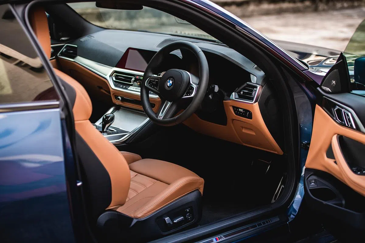 前排运动型座椅结合抬高的中央控制台，为车舱营造环绕式氛围。